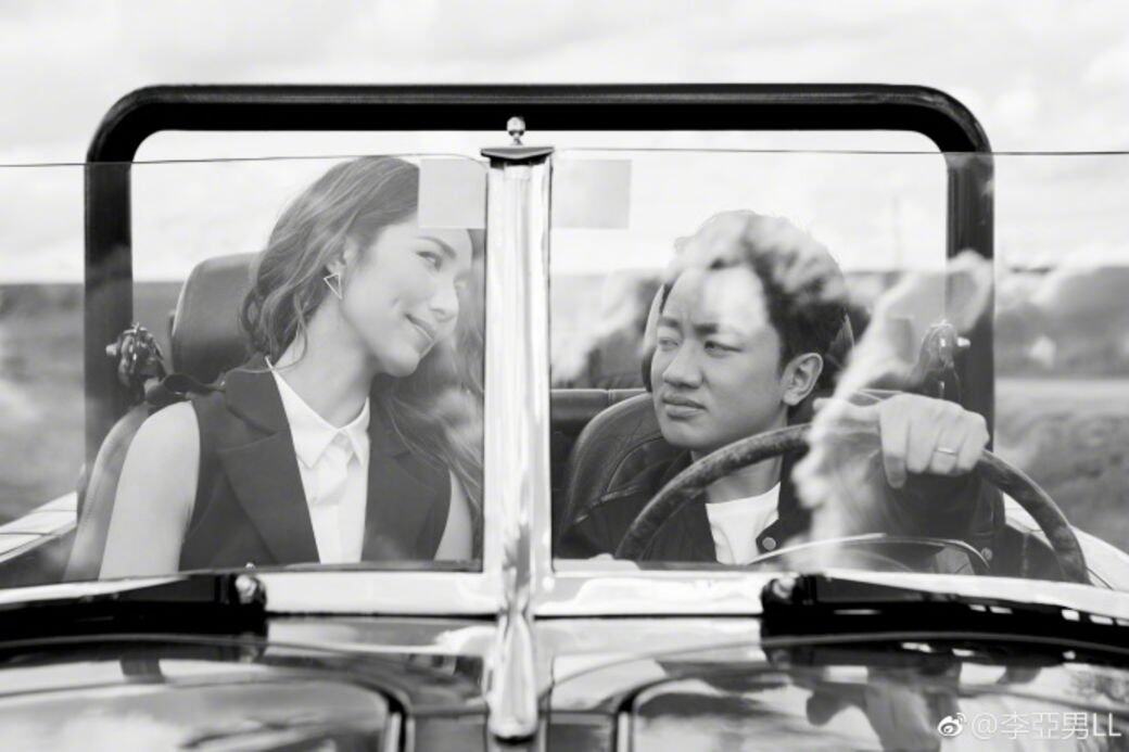 王祖藍開著復古汽車,以誘惑的眼神看著老婆,李亞男則一臉傾慕的樣子 王祖藍開著復古汽車,以誘惑的眼神看著老婆,李亞男則一臉傾慕的樣子