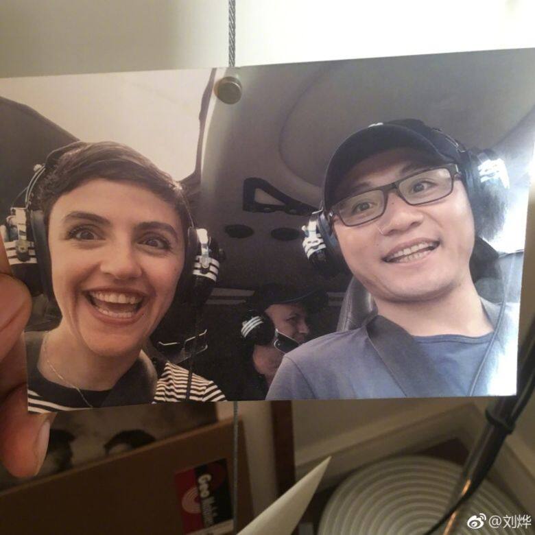 兩人登上直升機,當然要先來一張搞怪的自拍呢! 兩人登上直升機,當然要先來一張搞怪的自拍呢!