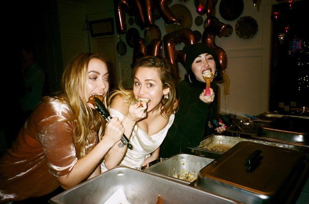 新娘Miley Cyrus在婚禮上安排了自助餐，大吃了一頓，果然很做自己！