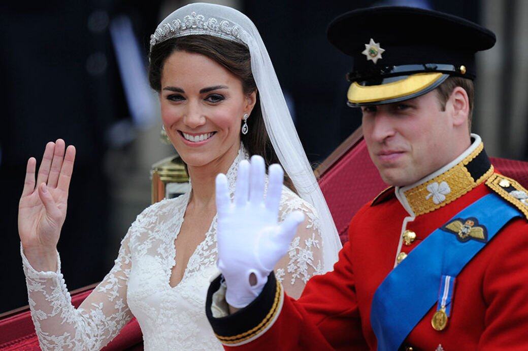 2011年,Kate Middleton的25萬英鎊Alexander McQueen連衣裙在她與威廉王子舉行皇室婚禮後的幾 2011年,Kate Middleton的25萬英鎊Alexander McQueen連衣裙在她與威廉王子舉行皇室婚禮後的幾