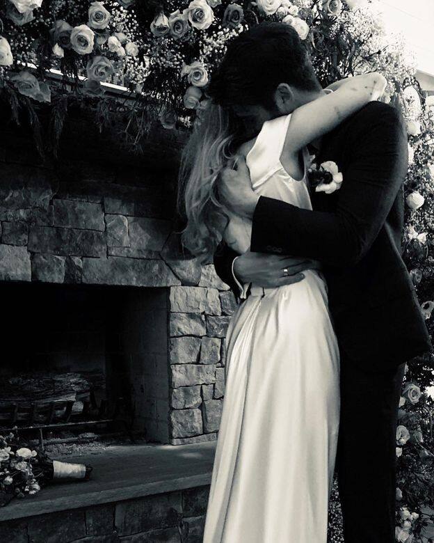 Liam Hemsworth一席黑色西裝,Miley Cyrus則穿上Vivienne Westwood設計的簡約露肩婚紗。 Liam Hemsworth一席黑色西裝,Miley Cyrus則穿上Vivienne Westwood設計的簡約露肩婚紗。