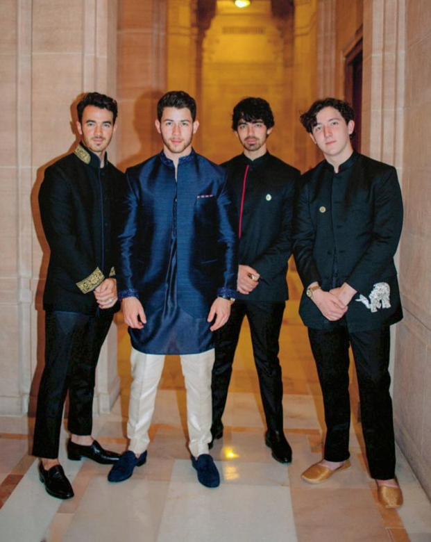 他還邀請了同是偶像歌手的哥哥Joe Jonas和他一起飆歌,整場演出比他的個 他還邀請了同是偶像歌手的哥哥Joe Jonas和他一起飆歌,整場演出比他的個