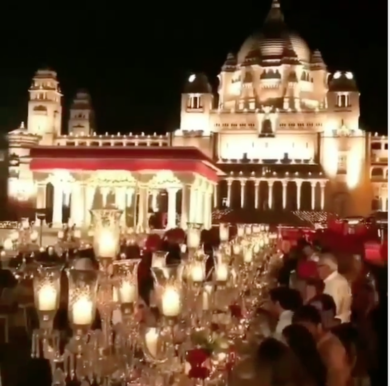 賓客把烏麥巴哈旺皇宮的庭院都佔滿了，絕對是近千人的婚宴啊！