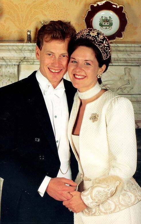 55歲的Lord Ivar Mountbatten過去曾有過一段婚姻,他與前妻Penny Thompson於1994年結婚,婚後育有 55歲的Lord Ivar Mountbatten過去曾有過一段婚姻,他與前妻Penny Thompson於1994年結婚,婚後育有