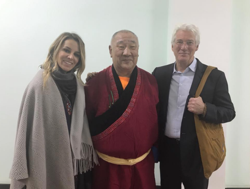 Alejandra於Instagram曾短暫公開一張佢獲西藏精神領袖達賴喇嘛祝福腹中小生命的 Alejandra於Instagram曾短暫公開一張佢獲西藏精神領袖達賴喇嘛祝福腹中小生命的
