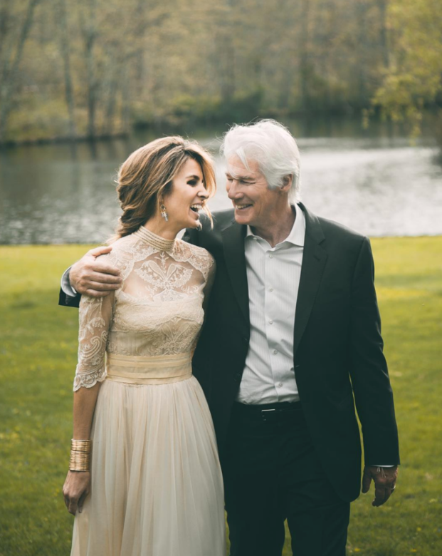 今年4月李察基爾被揭發與當時仍是女友的Alejandra Silva結婚,他回應時開心地 今年4月李察基爾被揭發與當時仍是女友的Alejandra Silva結婚,他回應時開心地