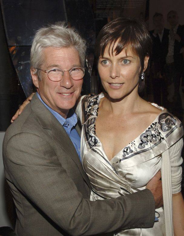 Richard Gere每段戀情都愛得高調,2002年與女星Carey Lowell結婚,2013年再宣佈離婚。二人育 Richard Gere每段戀情都愛得高調,2002年與女星Carey Lowell結婚,2013年再宣佈離婚。二人育