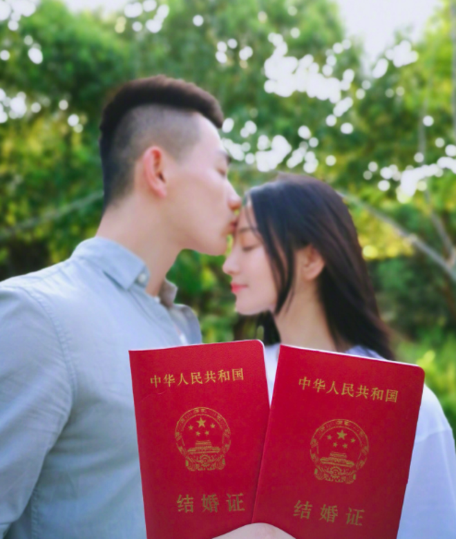 事實上張馨予與何捷拍了拖不是很久 事實上張馨予與何捷拍了拖不是很久
