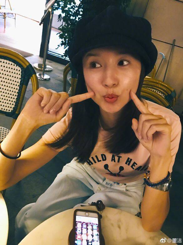儘管如此,董潔也偶爾會在微博上傳和兒子的生活照,分享成長點滴...... 儘管如此,董潔也偶爾會在微博上傳和兒子的生活照,分享成長點滴......