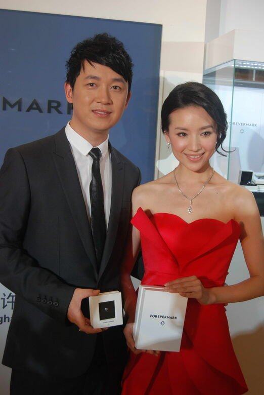 2005年,因拍攝電視劇《紅衣坊》與潘粵明結識,2008年1月董潔在香港為《龍虎門 2005年,因拍攝電視劇《紅衣坊》與潘粵明結識,2008年1月董潔在香港為《龍虎門