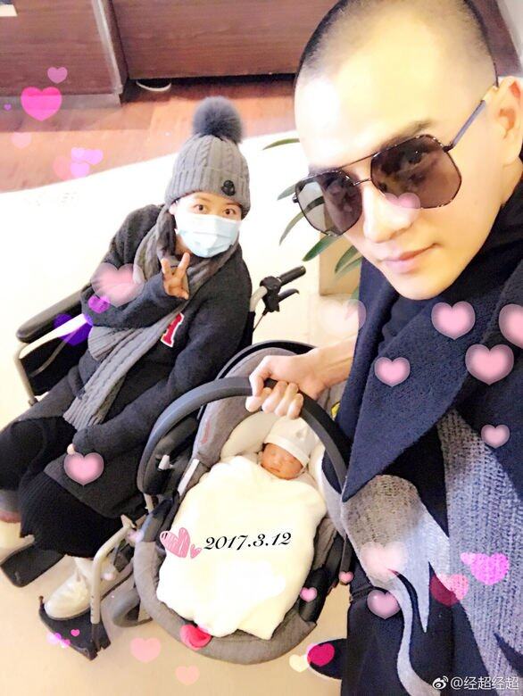 李琳去年生下了跟經超的女兒,近年淡出演藝圈的她母乳餵養,專心當媽 李琳去年生下了跟經超的女兒,近年淡出演藝圈的她母乳餵養,專心當媽