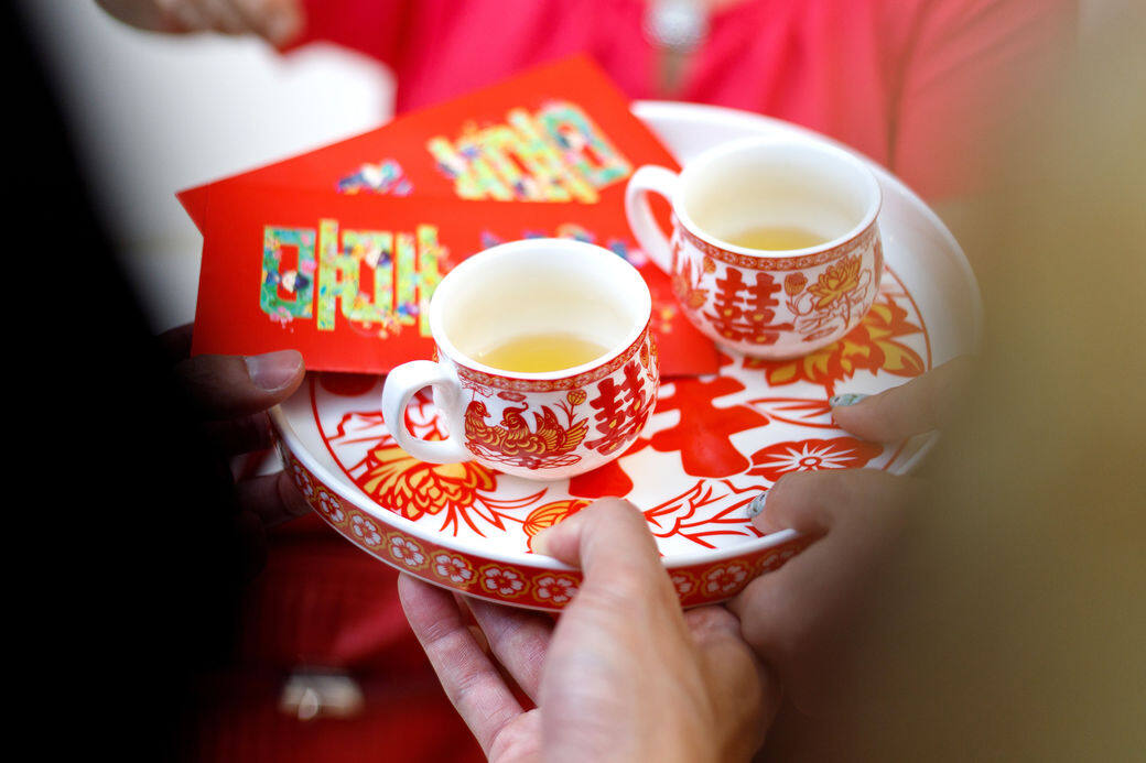 5. 依輩份次序敬茶 5. 依輩份次序敬茶