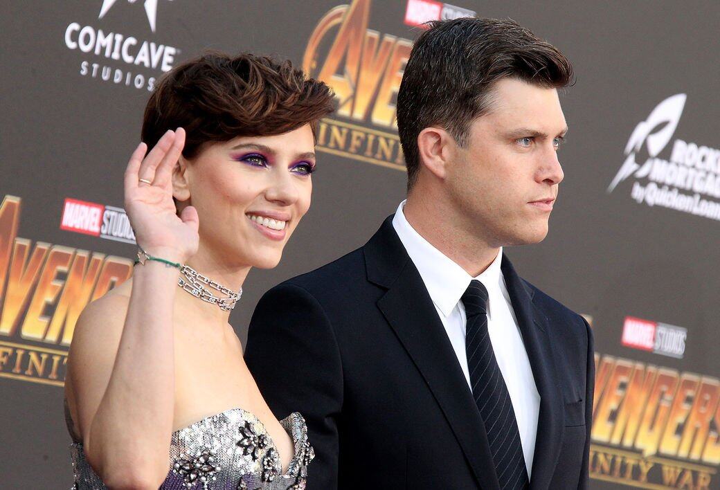 自此之後Colin Jost也成了Scarlett Johansson的固定紅地毯男伴,在《復仇者聯盟3》及《復仇者 自此之後Colin Jost也成了Scarlett Johansson的固定紅地毯男伴,在《復仇者聯盟3》及《復仇者