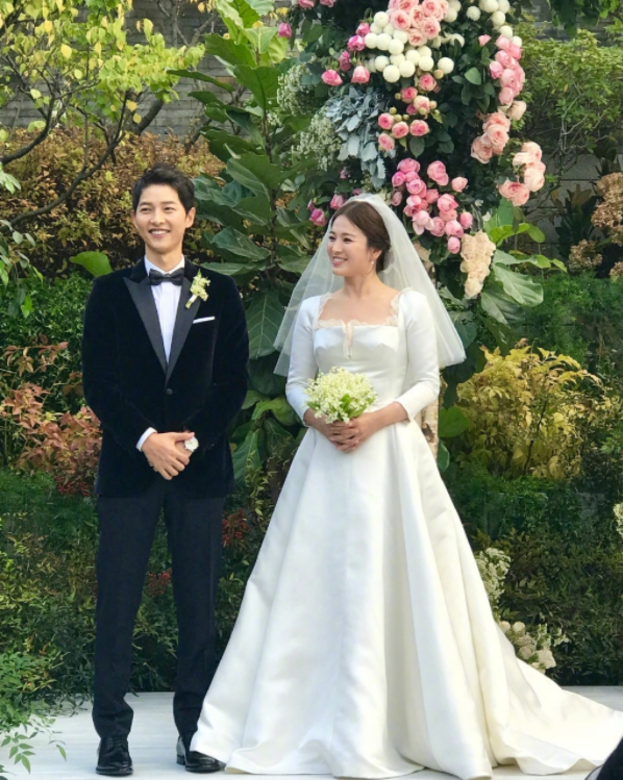 宋仲基和宋慧喬的婚禮消息受到了熱烈關注,成為2017年最熱門的話題。二 宋仲基和宋慧喬的婚禮消息受到了熱烈關注,成為2017年最熱門的話題。二