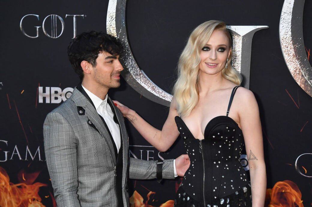 在宣布訂婚的一年多後,Sophie Turner和Joe Jonas驚喜地舉行婚禮了! 在宣布訂婚的一年多後,Sophie Turner和Joe Jonas驚喜地舉行婚禮了!