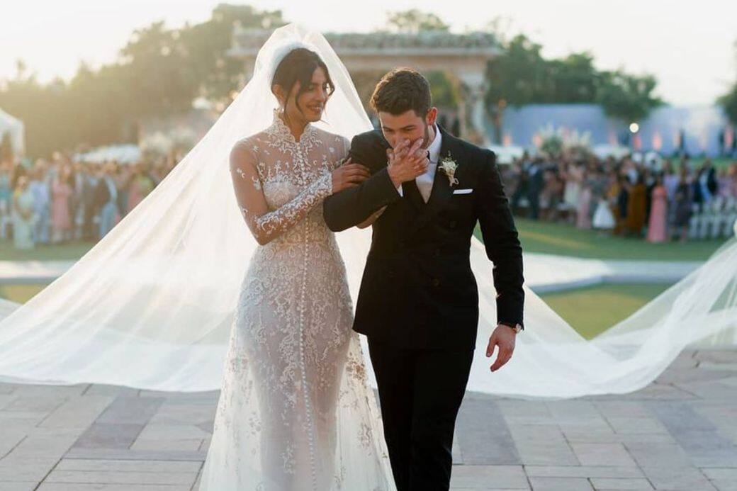 這場簡約的婚禮和弟弟Nick Jonas在今年初的四天奢華婚宴形成強烈對比;其 這場簡約的婚禮和弟弟Nick Jonas在今年初的四天奢華婚宴形成強烈對比;其
