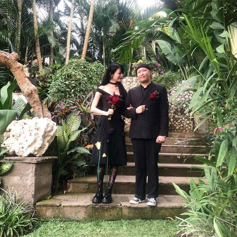近幾年簡單輕盈的輕婚紗成為許多新娘的選擇,崔素拉也在婚禮穿上全 近幾年簡單輕盈的輕婚紗成為許多新娘的選擇,崔素拉也在婚禮穿上全