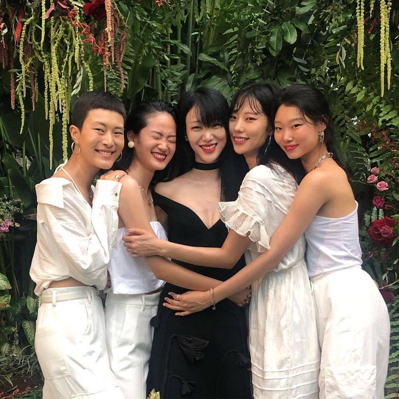 作為超模,Sora婚嘉賓的來頭也不小!相片由左至右分別是Sohyun Jung、Hyunji Shin、Heejung Park、Yoon 作為超模,Sora婚嘉賓的來頭也不小!相片由左至右分別是Sohyun Jung、Hyunji Shin、Heejung Park、Yoon