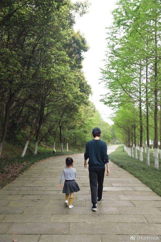 「這個假期,哥哥跟著爸爸一起玩耍,妹妹跟著媽媽一起玩耍。」 「這個假期,哥哥跟著爸爸一起玩耍,妹妹跟著媽媽一起玩耍。」