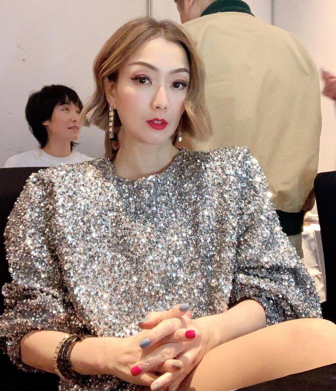 連香港歌手鍾漢良的《亂好玩》、鄭希怡的《技術性擊倒》和陳小春《每個女人都是美人》 都是分別源自李貞賢 連香港歌手鍾漢良的《亂好玩》、鄭希怡的《技術性擊倒》和陳小春《每個女人都是美人》 都是分別源自李貞賢