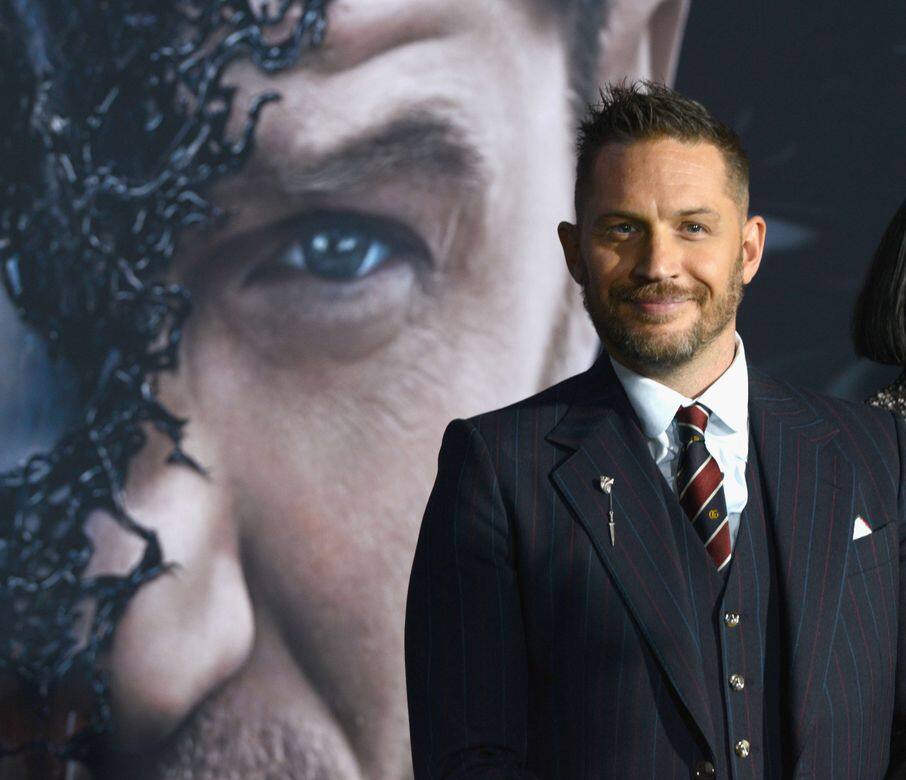 Tom Hardy在《毒魔》中是名正義小記者Eddie,後來成了外星共生體的宿主,在正邪之 Tom Hardy在《毒魔》中是名正義小記者Eddie,後來成了外星共生體的宿主,在正邪之