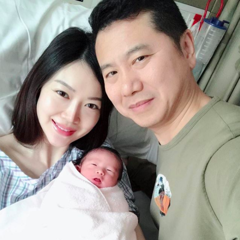 正當葉翠翠再度懷孕時,丈夫周曉東仍對他呵護備至 正當葉翠翠再度懷孕時,丈夫周曉東仍對他呵護備至