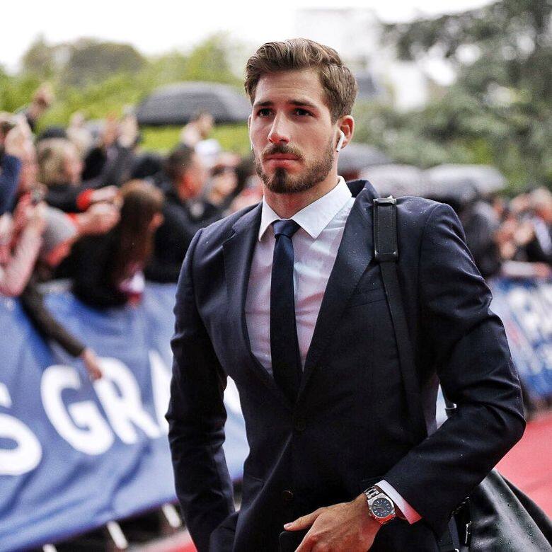 至於Izabel Goulart的未婚夫Kevin Trapp,今年28歲的他是德國國家足球隊的門將,今年亦 至於Izabel Goulart的未婚夫Kevin Trapp,今年28歲的他是德國國家足球隊的門將,今年亦