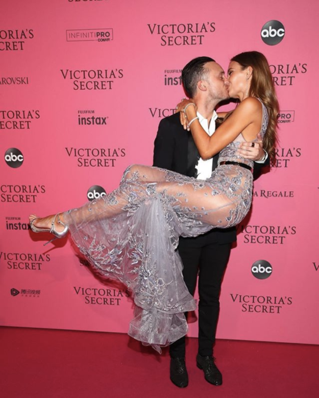 當時未婚夫Alex也有出席Victoria's Secret的after party,更當場抱起Josephine Skriver呢! 當時未婚夫Alex也有出席Victoria's Secret的after party,更當場抱起Josephine Skriver呢!