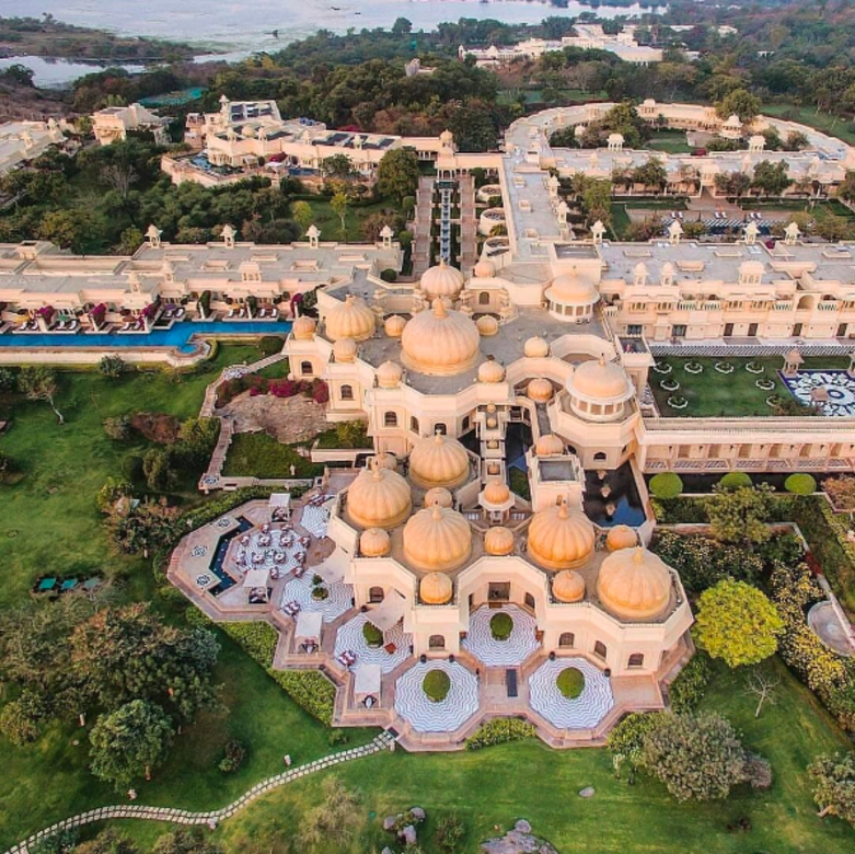 這裡,是「印度白色之城」烏代浦(Udaipur),安巴尼包下了這座白色宮殿以及當地所 這裡,是「印度白色之城」烏代浦(Udaipur),安巴尼包下了這座白色宮殿以及當地所