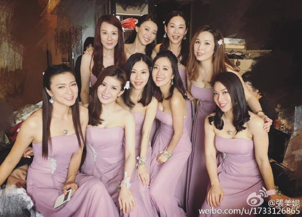 楊怡的姊妹團清一式穿上粉紅色色丁裙，腰間的閃石裝飾是亮點