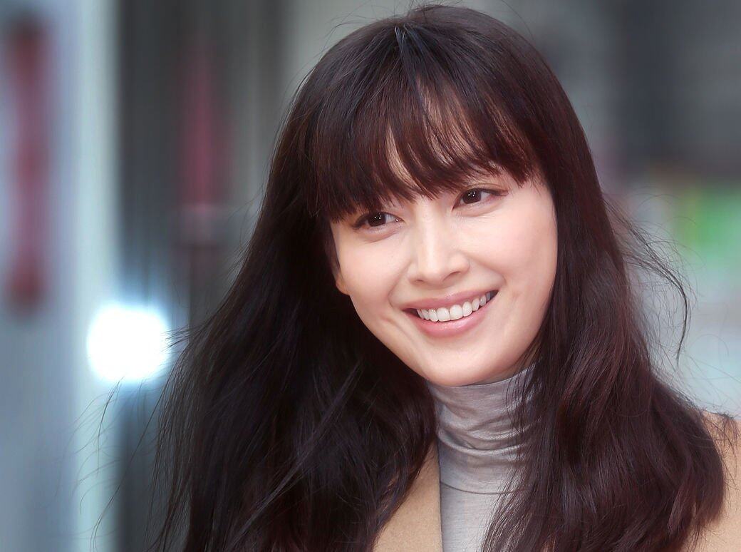 2016年10月28日,李娜英產後首次出席公開活動,修身成功的她以米色風衣 2016年10月28日,李娜英產後首次出席公開活動,修身成功的她以米色風衣