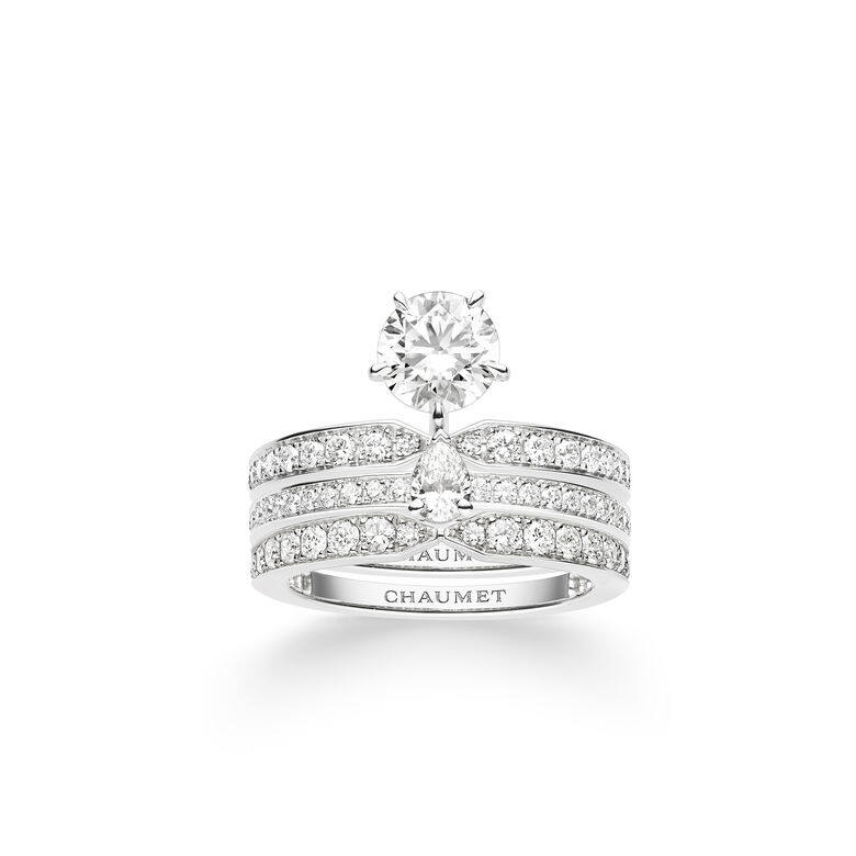 全新Joséphine Éclat d’Éternité單鑽戒指設計簡約，採用明亮式切割鑽石，並透過Chaumet代表