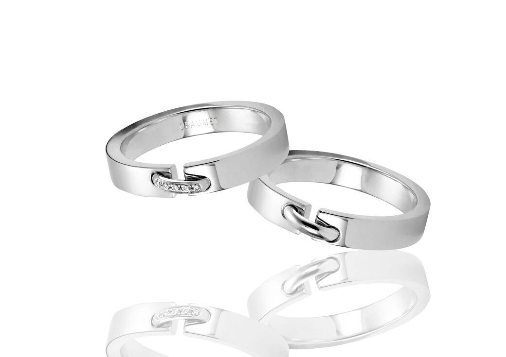 Liens戒指以18k白金製成，其中一枚中間鑲上鑽石，戒指設計帶有「連結」、「結合