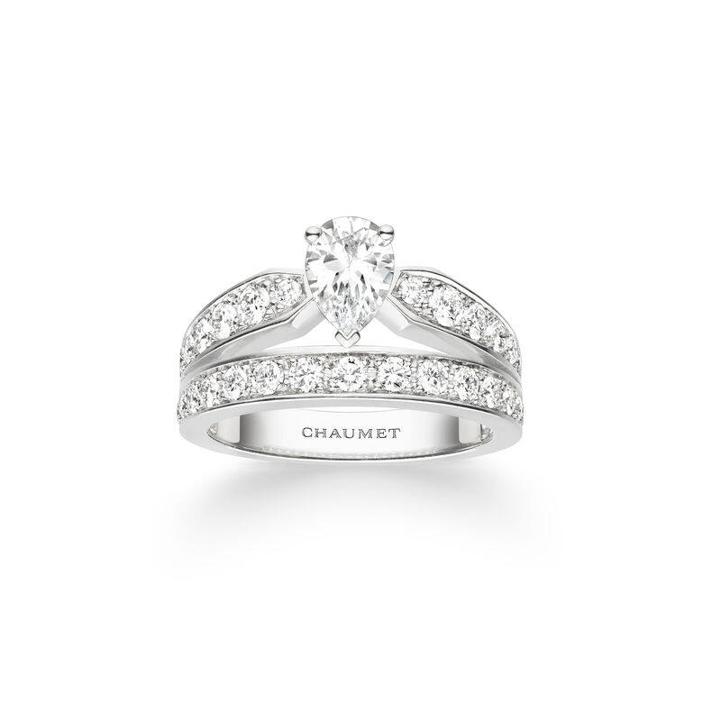 Joséphine Aube Printanière單鑽戒指中間綴有梨形鑽石，作為Chaumet十年前推出的第一款冠