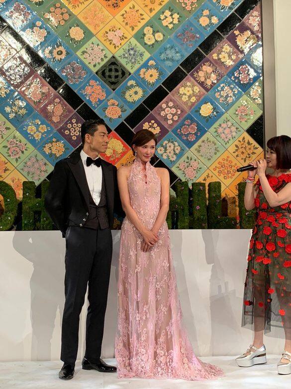林志玲在婚宴尾聲送客選擇Shiatzy Chen夏姿陳量身打造的中式結婚禮服,一襲 林志玲在婚宴尾聲送客選擇Shiatzy Chen夏姿陳量身打造的中式結婚禮服,一襲