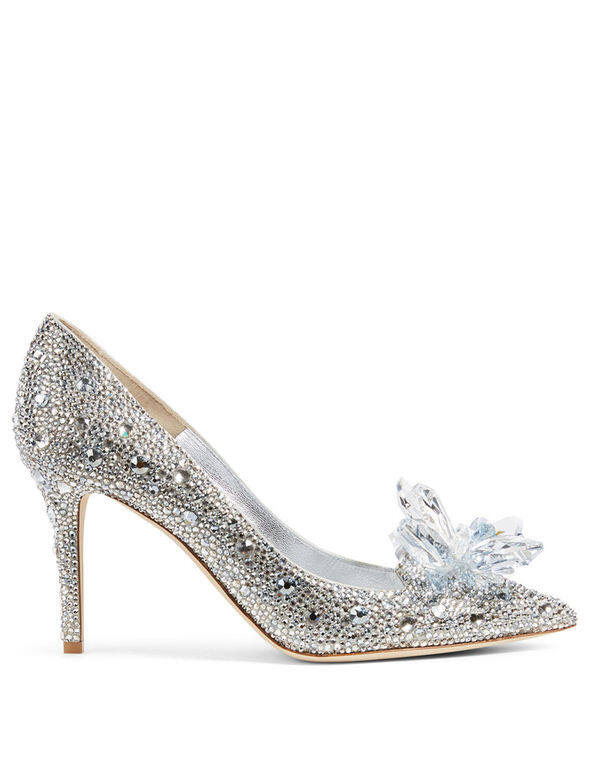 林志玲搭配Jimmy Choo「Cinderella」高跟鞋,整雙鞋鑲滿7000顆的Swarovski水晶,鞋頭的水晶雕刻工 林志玲搭配Jimmy Choo「Cinderella」高跟鞋,整雙鞋鑲滿7000顆的Swarovski水晶,鞋頭的水晶雕刻工