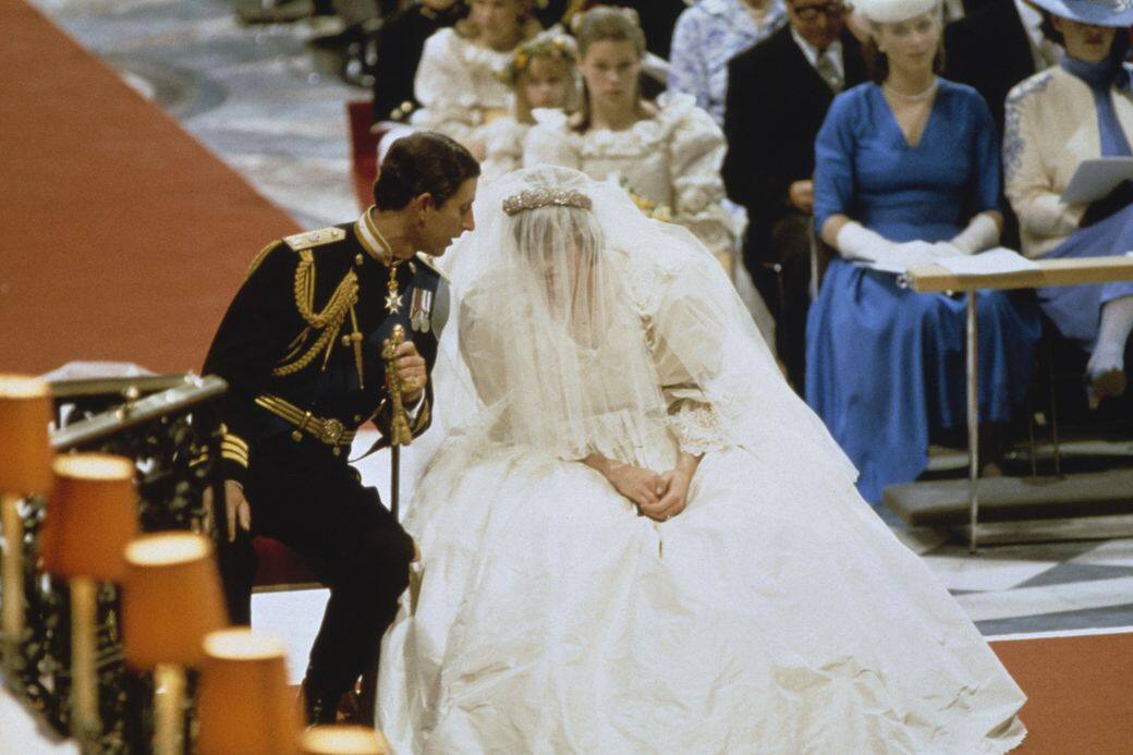 戴安娜王妃及查里斯王子說起夢幻的婚紗，大概沒人可以比得過戴安娜
