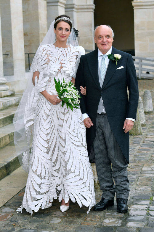 Countess Olympia身上與婚紗同系列的頭紗和披肩,更是由10位裁縫師耗時1,440小時 Countess Olympia身上與婚紗同系列的頭紗和披肩,更是由10位裁縫師耗時1,440小時