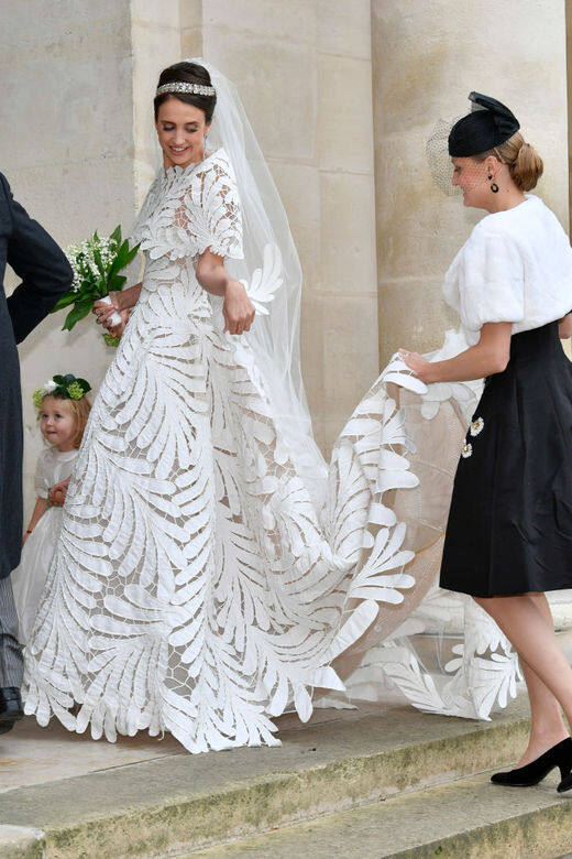 身型高挑的Countess Olympia,穿上了受不少名媛望族也喜愛的Oscar de la Renta婚紗,她身上 身型高挑的Countess Olympia,穿上了受不少名媛望族也喜愛的Oscar de la Renta婚紗,她身上