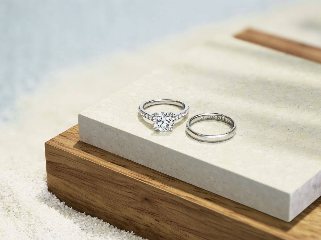DB Classic訂婚鑽戒可以和結婚戒指疊戴使用。