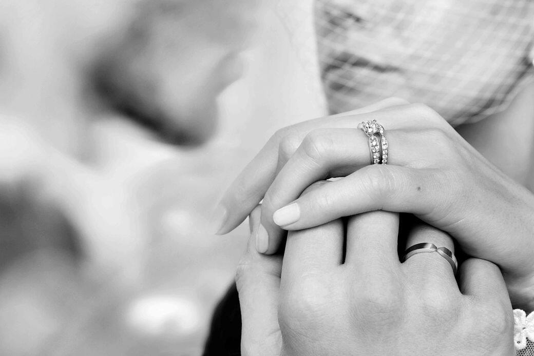 不少新娘都希望能把求婚戒指和結婚對戒同時戴在手上，或是在結婚周