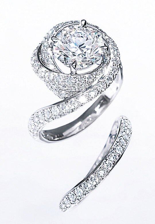 求婚/訂婚鑽石戒指推介：（上）圓形鑽石鉑金指環(Cartier)（下）鑽石鉑金指環(Cartier)