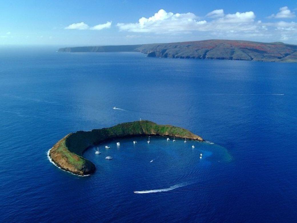 茂宜島:在海上迎接日出日出很美,看出日的地方可以在山頂,也可以在海 茂宜島:在海上迎接日出日出很美,看出日的地方可以在山頂,也可以在海