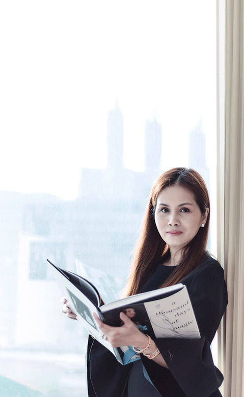 出生於香港的Viola Chan擁有超過25年婚紗及晚禮服設計經驗,品牌深受全球 出生於香港的Viola Chan擁有超過25年婚紗及晚禮服設計經驗,品牌深受全球