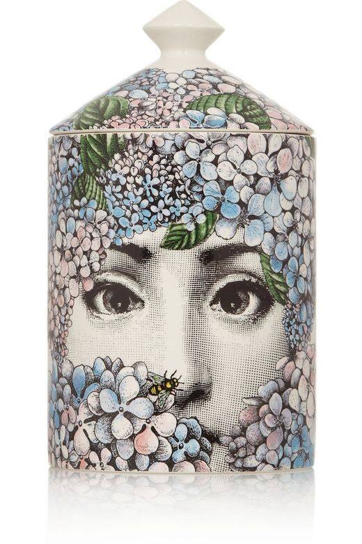Fornasetti 陶瓷香氛蠟燭 約$1,521印著精美插畫的陶瓷蠟燭,在點完之後也可以永 Fornasetti 陶瓷香氛蠟燭 約$1,521印著精美插畫的陶瓷蠟燭,在點完之後也可以永