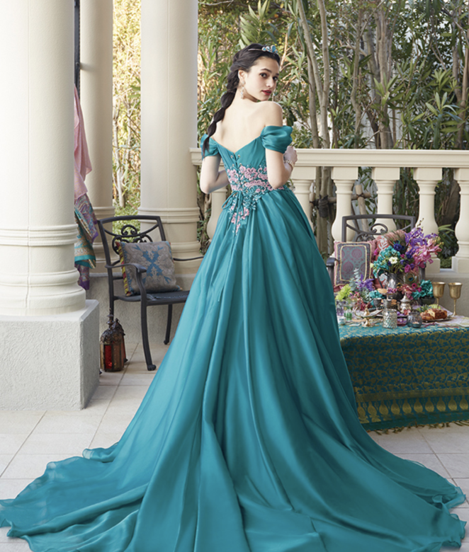 以卡通中的茉莉公主為發想而設計出的這套「土耳其藍綠色婚紗」，不僅顏