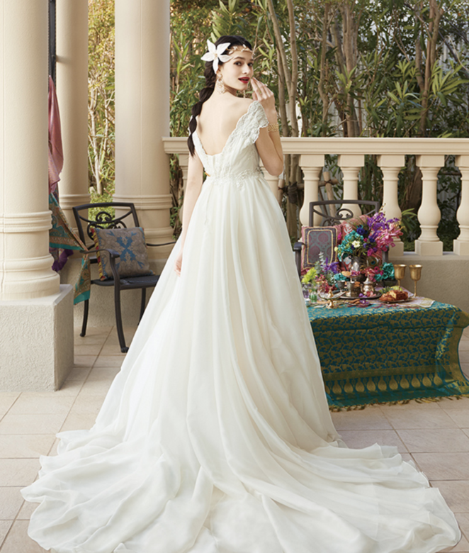 另一套則是將茉莉公主的特色融合傳統白紗，穿上後既典雅高貴，又有著