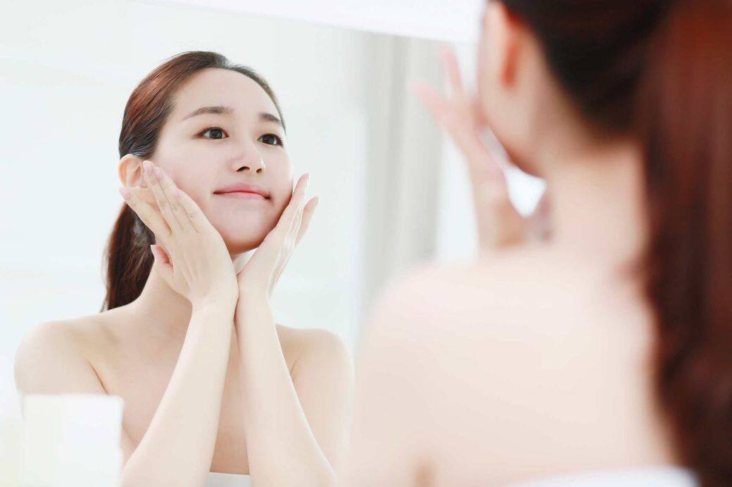 6. 按摩臉部塗護膚產品時不時配合簡單按摩幫助吸收。