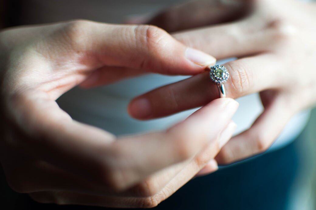 2.如果您正在尋找更大的鑽石,請考慮「diamond halo setting」,也就是在中心寶石周圍添 2.如果您正在尋找更大的鑽石,請考慮「diamond halo setting」,也就是在中心寶石周圍添