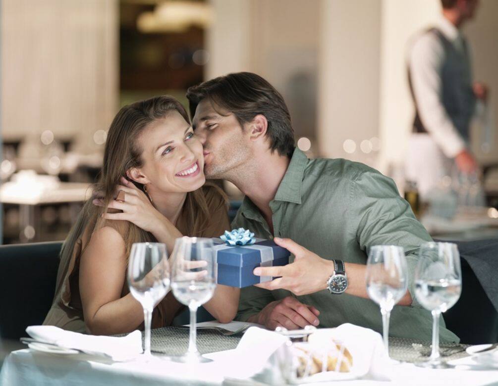 他不會忘記你的生日,你們的結婚紀念日,知道你的喜好。會偶爾在你表現 他不會忘記你的生日,你們的結婚紀念日,知道你的喜好。會偶爾在你表現